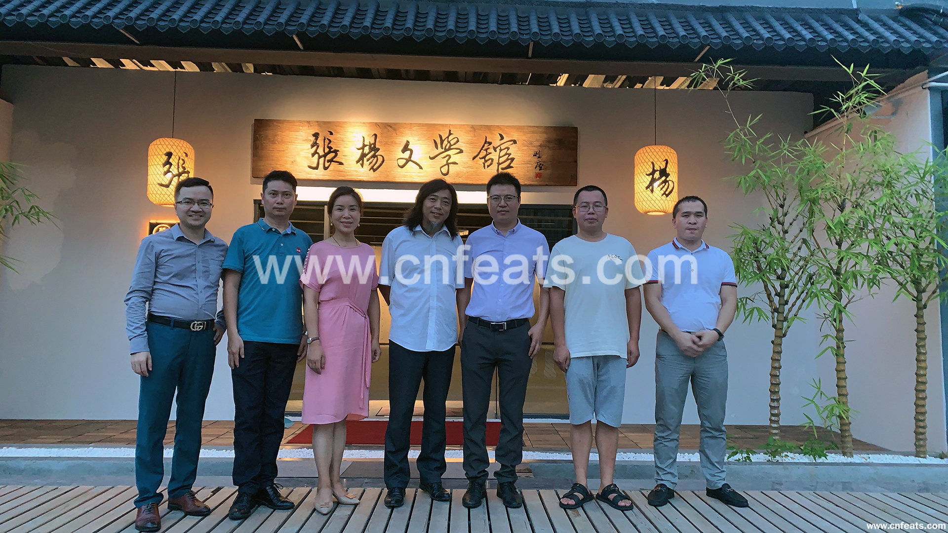 深圳兴国商会参观张扬文学馆.jpg
